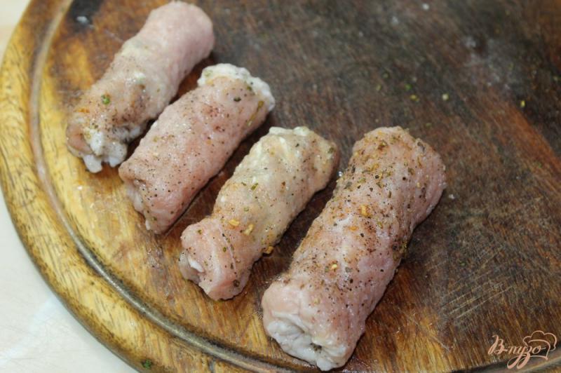 Фото приготовление рецепта: Свиные мини рулеты с кинзой, фетой и грибами шаг №8