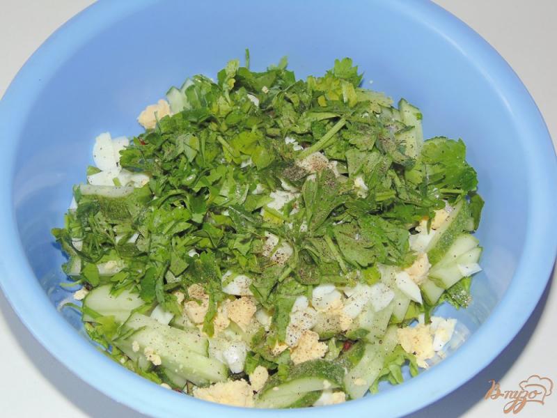 Фото приготовление рецепта: Салат из яиц и свежих огурцов шаг №5