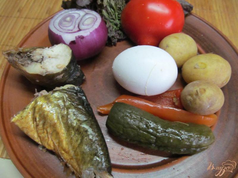 Фото приготовление рецепта: Овощной салат с копченой рыбой шаг №1
