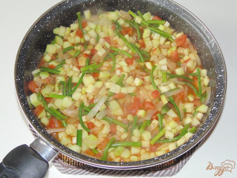 Фото приготовление рецепта: Тушенный кабачок с чесночными стрелками и помидором шаг №5