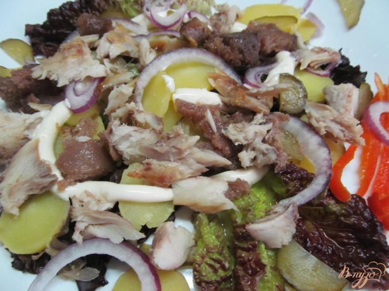 Фото приготовление рецепта: Овощной салат с копченой рыбой шаг №4