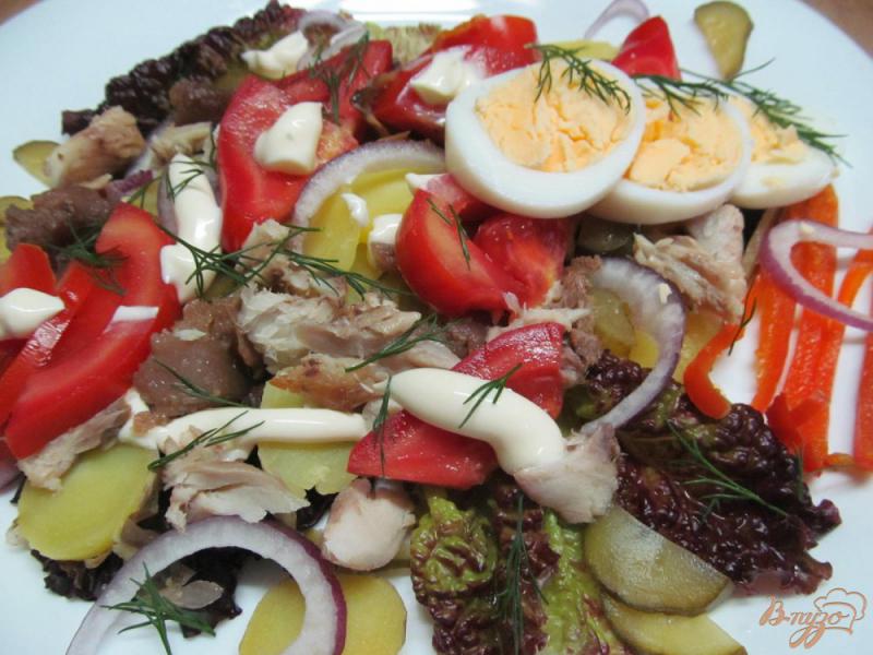 Фото приготовление рецепта: Овощной салат с копченой рыбой шаг №5