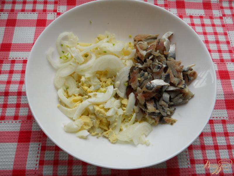 Фото приготовление рецепта: Салат со свежими помидорами и соленой салакой шаг №2