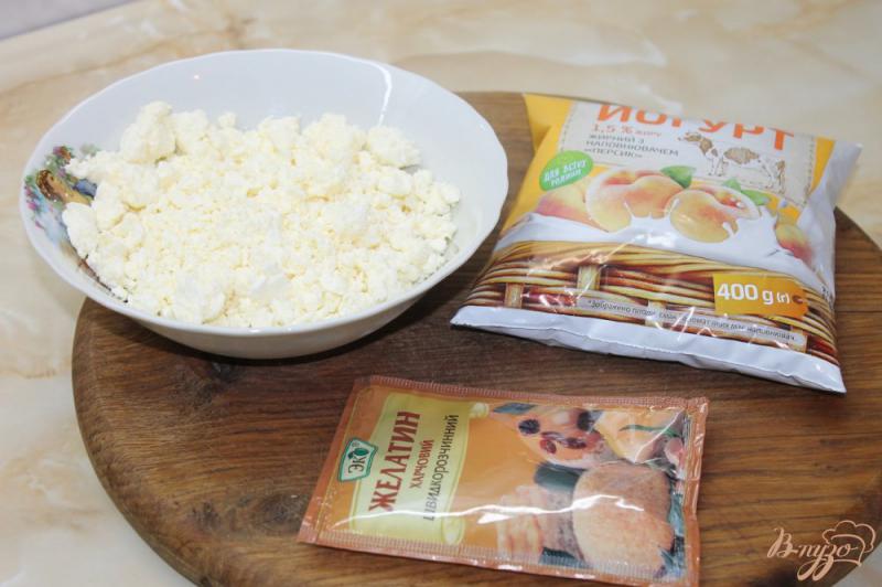 Фото приготовление рецепта: Клубничное творожное желе с йогуртом шаг №1