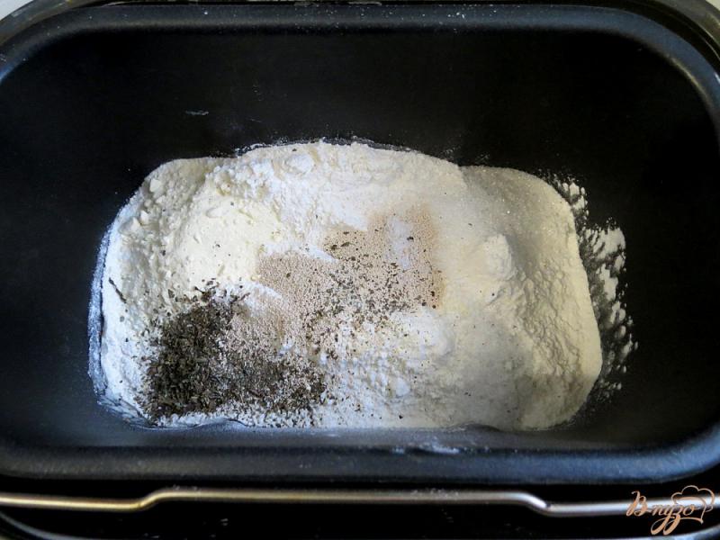 Фото приготовление рецепта: Хлеб с вялеными помидорами и базиликом шаг №3
