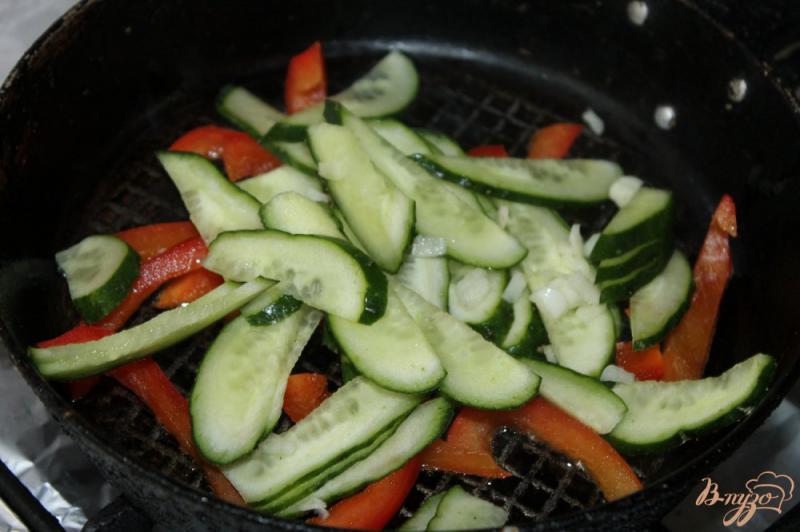 Фото приготовление рецепта: Домашние свиные колбаски в лаваше с тушенными в соевом соусе овощами шаг №5