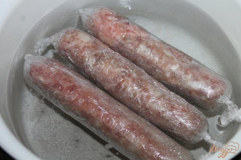 Фото приготовление рецепта: Домашние свиные колбаски в лаваше с тушенными в соевом соусе овощами шаг №3