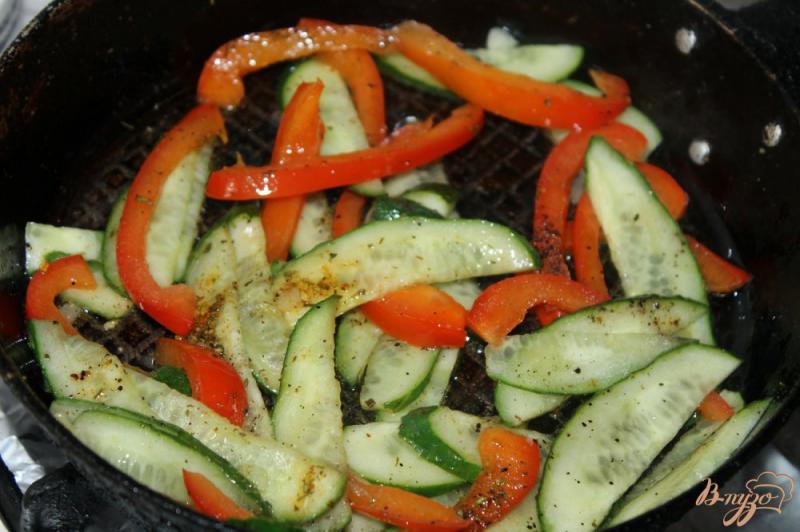 Фото приготовление рецепта: Домашние свиные колбаски в лаваше с тушенными в соевом соусе овощами шаг №6