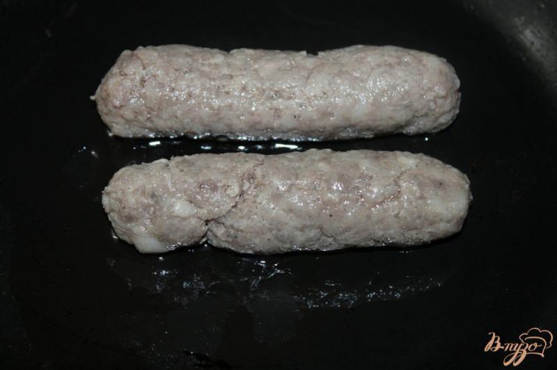 Фото приготовление рецепта: Домашние свиные колбаски в лаваше с тушенными в соевом соусе овощами шаг №8