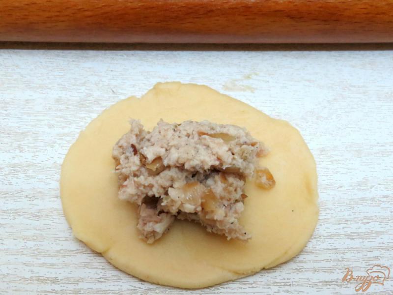 Фото приготовление рецепта: Пирожки с мясом из рубленого теста шаг №7