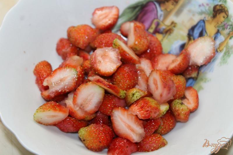 Фото приготовление рецепта: Фруктовый салат с черешней, клубникой и персиками шаг №2