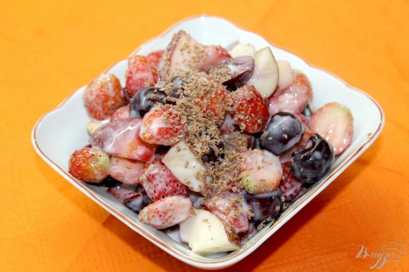 Фото приготовление рецепта: Фруктовый салат с черешней, клубникой и персиками шаг №6