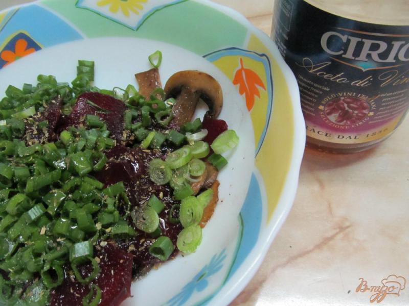 Фото приготовление рецепта: Салат из свеклы с шампиньоном шаг №4