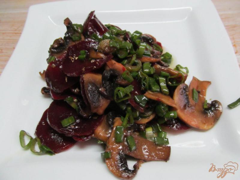 Фото приготовление рецепта: Салат из свеклы с шампиньоном шаг №5