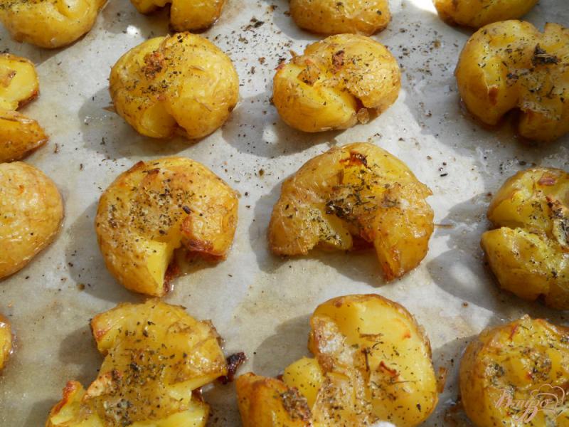 Фото приготовление рецепта: Давленый молодой картофель запеченный в духовке шаг №5