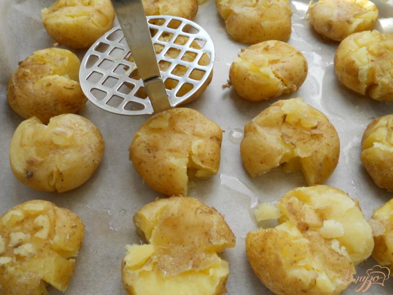 Фото приготовление рецепта: Давленый молодой картофель запеченный в духовке шаг №3