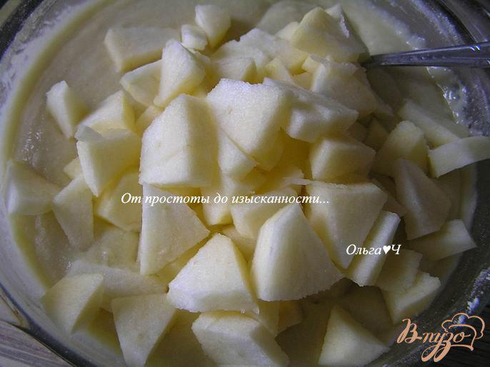 Фото приготовление рецепта: Манный кекс с яблоками на оливковом масле шаг №5
