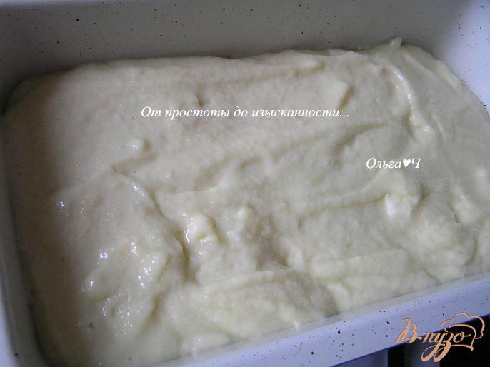 Фото приготовление рецепта: Манный кекс с яблоками на оливковом масле шаг №6