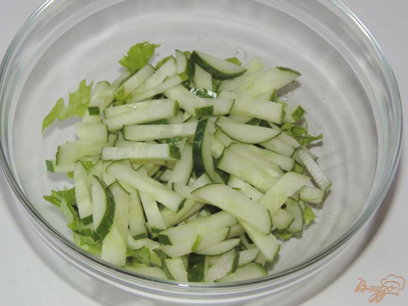 Фото приготовление рецепта: Салат с ветчиной и молодым зеленым горошком шаг №3