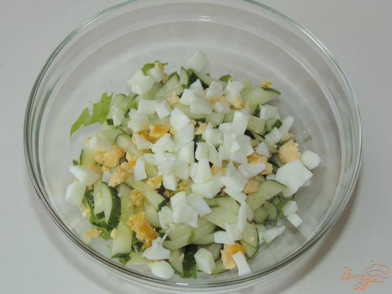 Фото приготовление рецепта: Салат с ветчиной и молодым зеленым горошком шаг №4