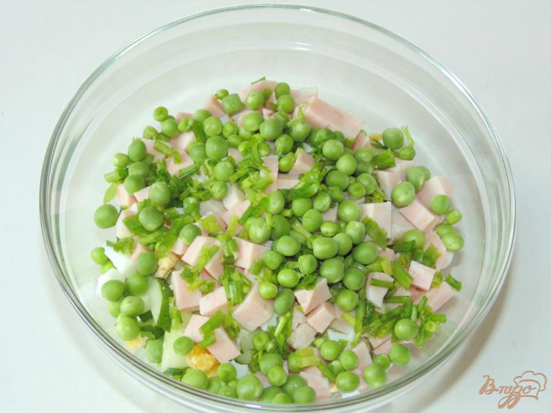 Фото приготовление рецепта: Салат с ветчиной и молодым зеленым горошком шаг №6