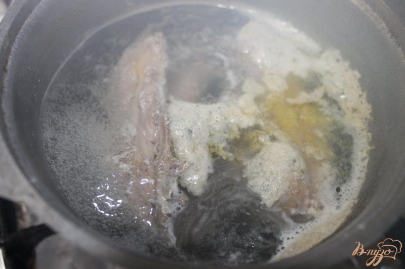 Фото приготовление рецепта: Томатный суп с кинзой и курицей шаг №1