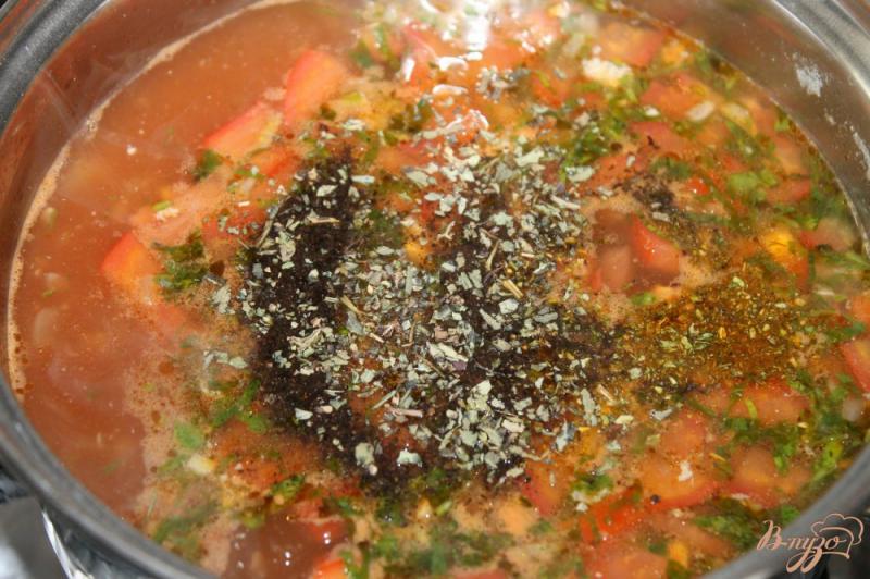 Фото приготовление рецепта: Томатный суп с кинзой и курицей шаг №7