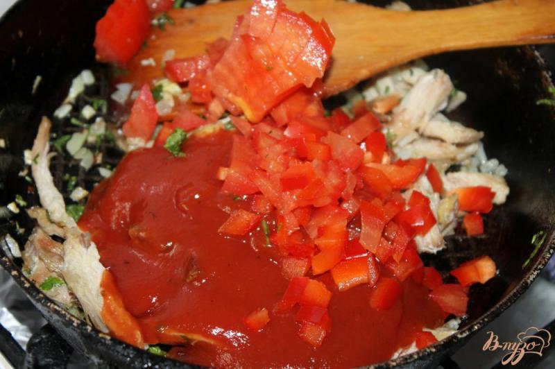 Фото приготовление рецепта: Томатный суп с кинзой и курицей шаг №6