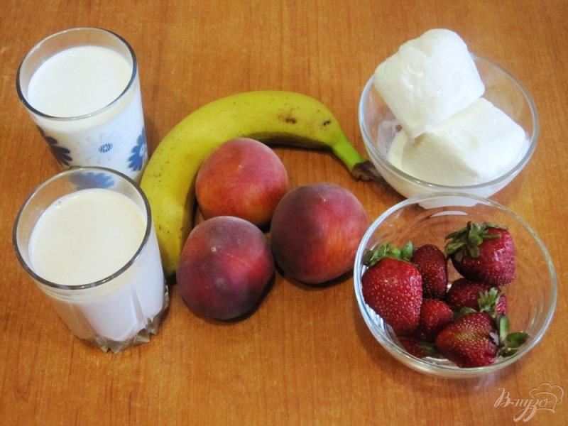 Фото приготовление рецепта: Молочный коктейль с персиками, клубникой и бананом шаг №1
