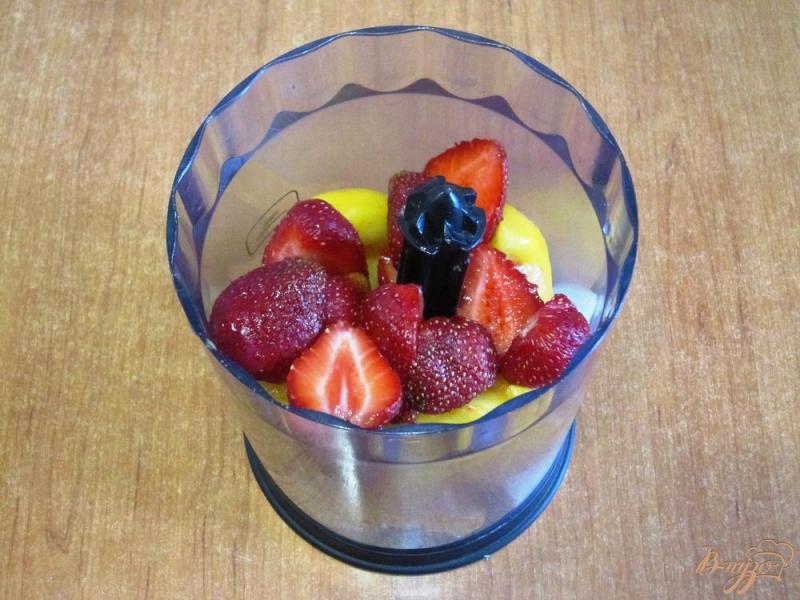 Фото приготовление рецепта: Молочный коктейль с персиками, клубникой и бананом шаг №4