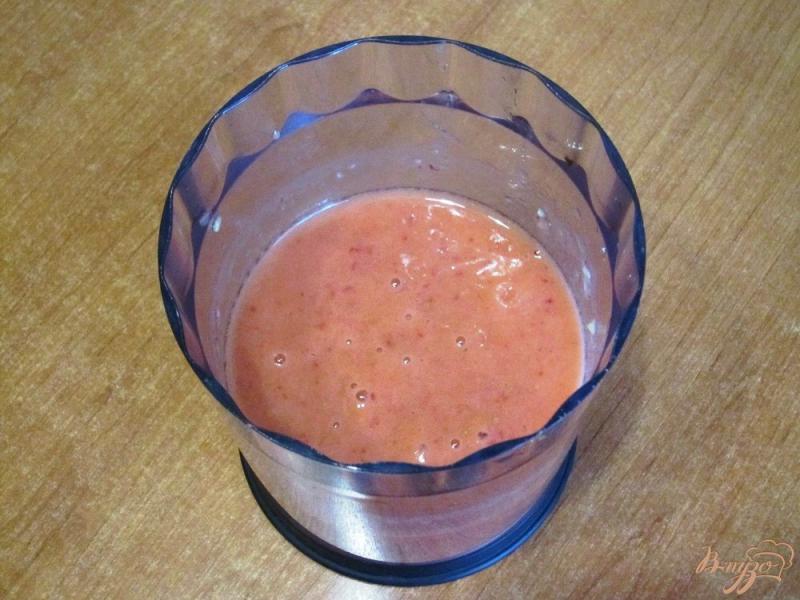 Фото приготовление рецепта: Молочный коктейль с персиками, клубникой и бананом шаг №5