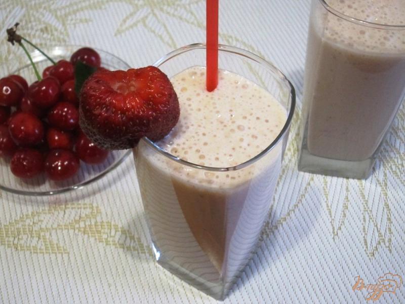 Фото приготовление рецепта: Молочный коктейль с персиками, клубникой и бананом шаг №8