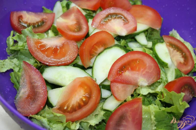 Фото приготовление рецепта: Микс салат с огурцами и помидорами шаг №3
