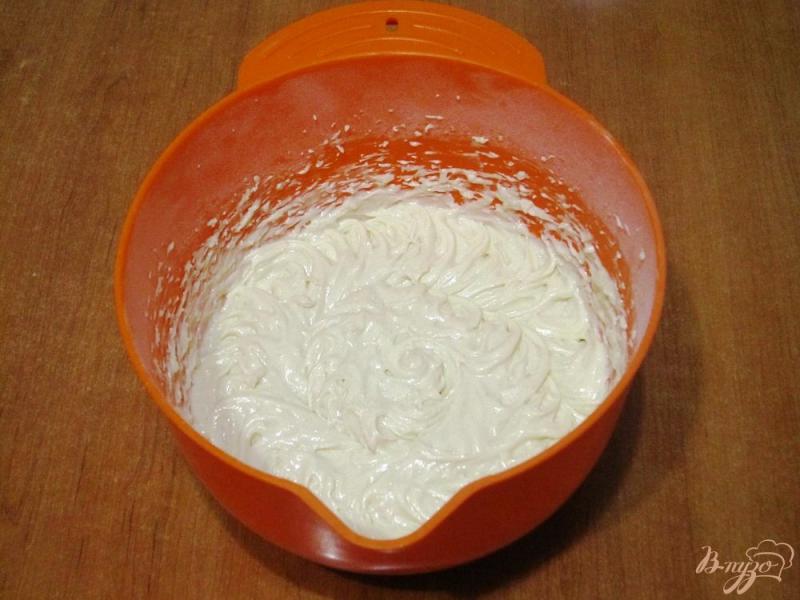 Фото приготовление рецепта: Ванильный пирог с клубникой шаг №5
