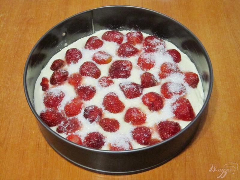 Фото приготовление рецепта: Ванильный пирог с клубникой шаг №9