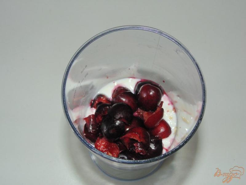 Фото приготовление рецепта: Смузи с черешней на домашнем йогурте шаг №3