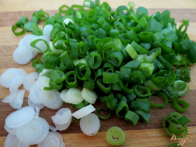 Фото приготовление рецепта: Салат с базиликом и соусом винигрет шаг №6