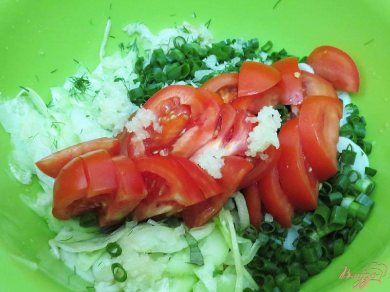 Фото приготовление рецепта: Салат с базиликом и соусом винигрет шаг №7