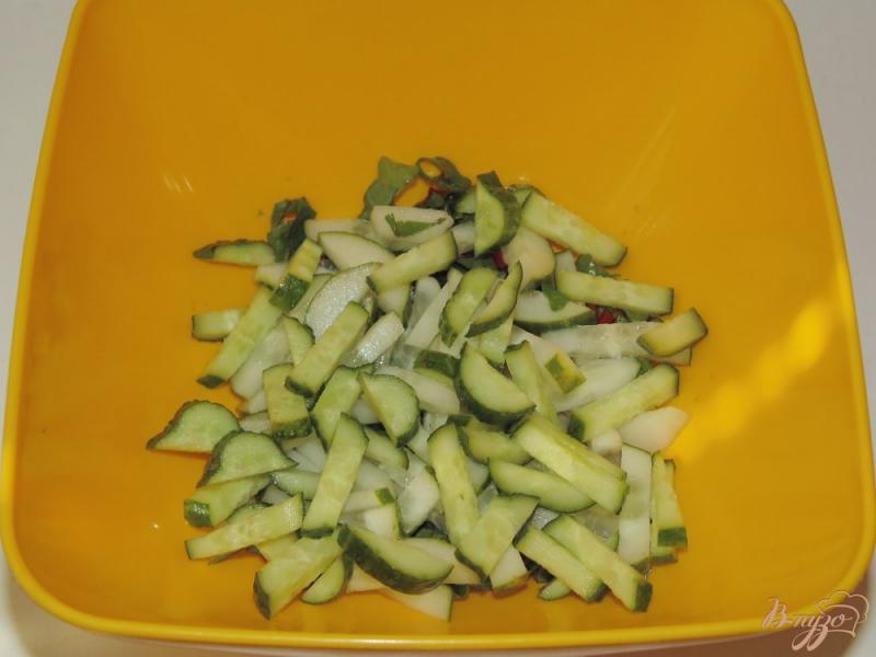 Фото приготовление рецепта: Салат с цветной капустой, мангольдом и помидорами шаг №3
