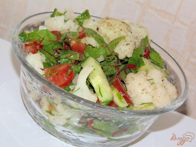 Фото приготовление рецепта: Салат с цветной капустой, мангольдом и помидорами шаг №7