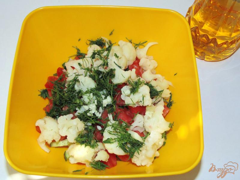 Фото приготовление рецепта: Салат с цветной капустой, мангольдом и помидорами шаг №6