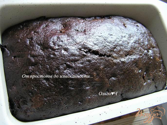 Фото приготовление рецепта: Шоколадный кекс с вишней и корицей шаг №5