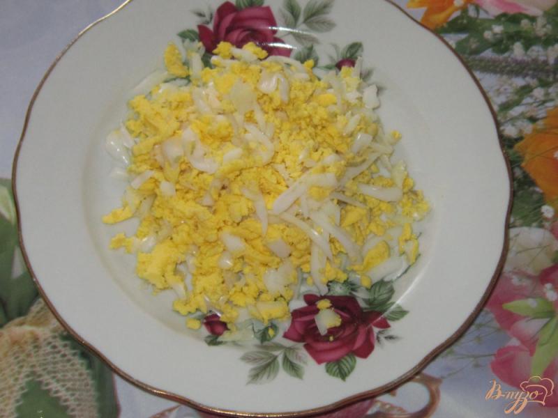 Фото приготовление рецепта: Слоеный салат с ветчиной огурцом и кукурузой шаг №2