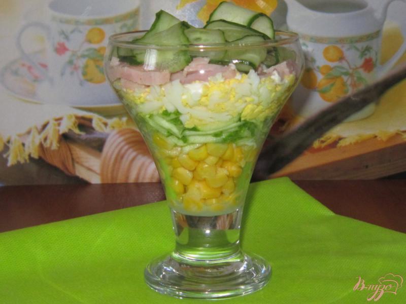 Фото приготовление рецепта: Слоеный салат с ветчиной огурцом и кукурузой шаг №8