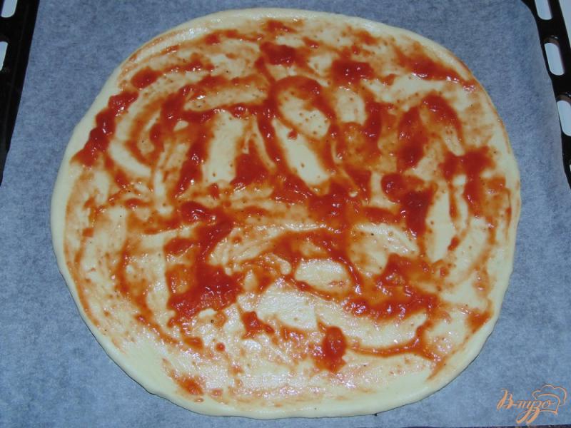 Фото приготовление рецепта: Пицца с ветчиной, копченой колбасой и помидором шаг №2