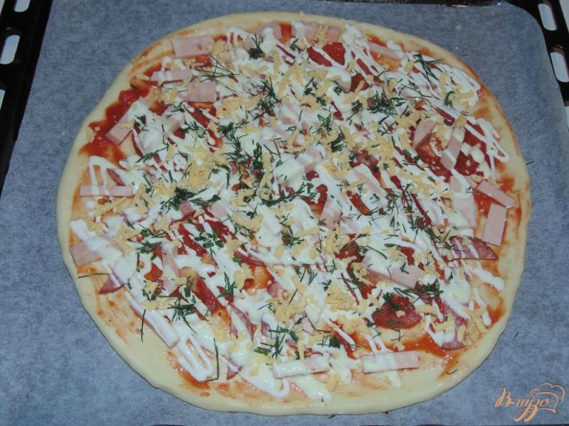 Фото приготовление рецепта: Пицца с ветчиной, копченой колбасой и помидором шаг №6