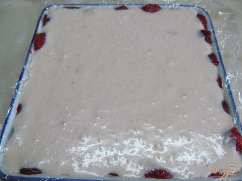 Фото приготовление рецепта: Торт без выпечки с вишней и клубникой шаг №5