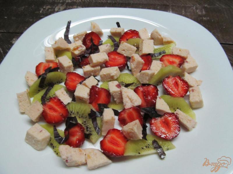 Фото приготовление рецепта: Ягодный салат с желейными кубиками шаг №4