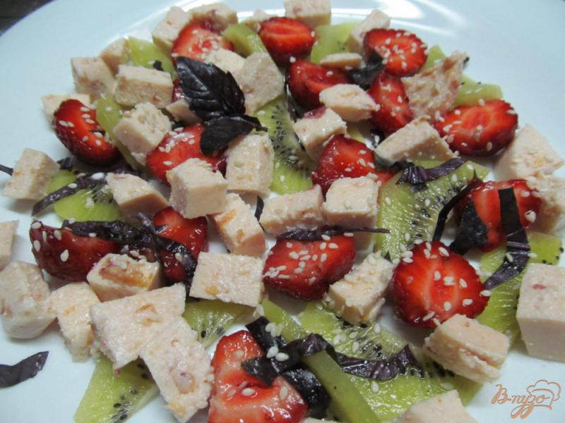 Фото приготовление рецепта: Ягодный салат с желейными кубиками шаг №5