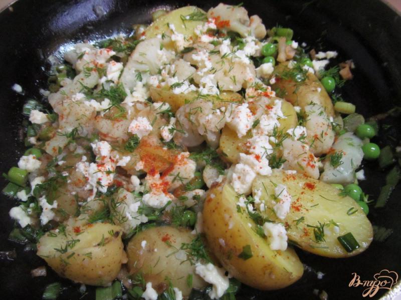 Фото приготовление рецепта: Теплый салат из картофеля с цветной капустой шаг №9